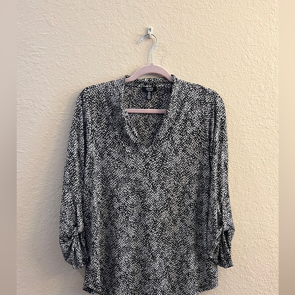 Womens Jones NY Medium three quarter length blouse.  Black and white